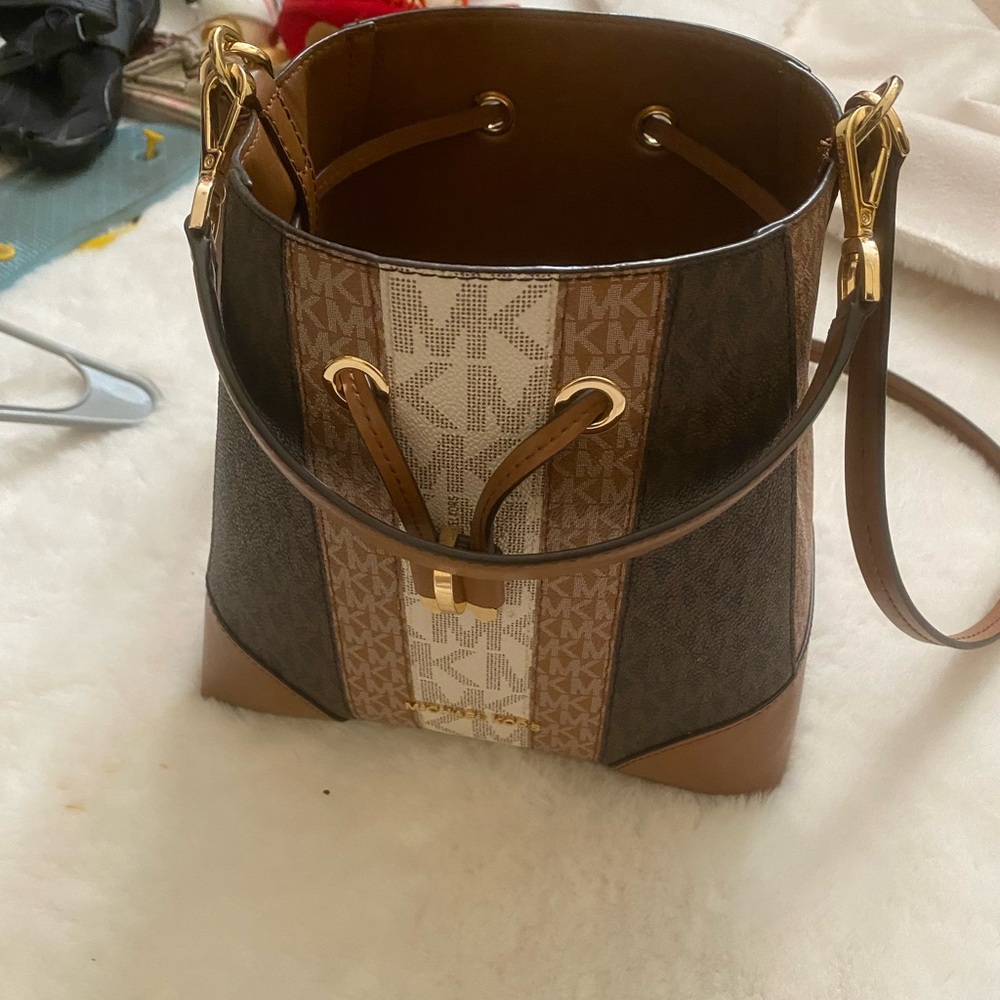 Michael Kors bucket purse. Tan and Brown